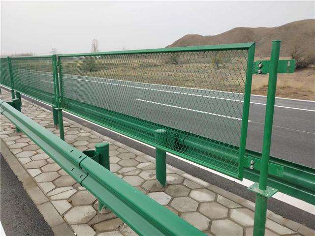 高速公路护栏网安装施工的要求